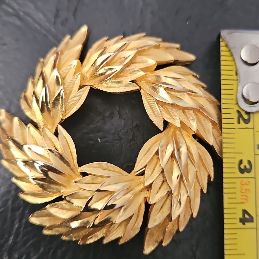 Vintage Crown Trifari Textured Leaves Gold Tone Brooch Pin - Picture 8 of 10
